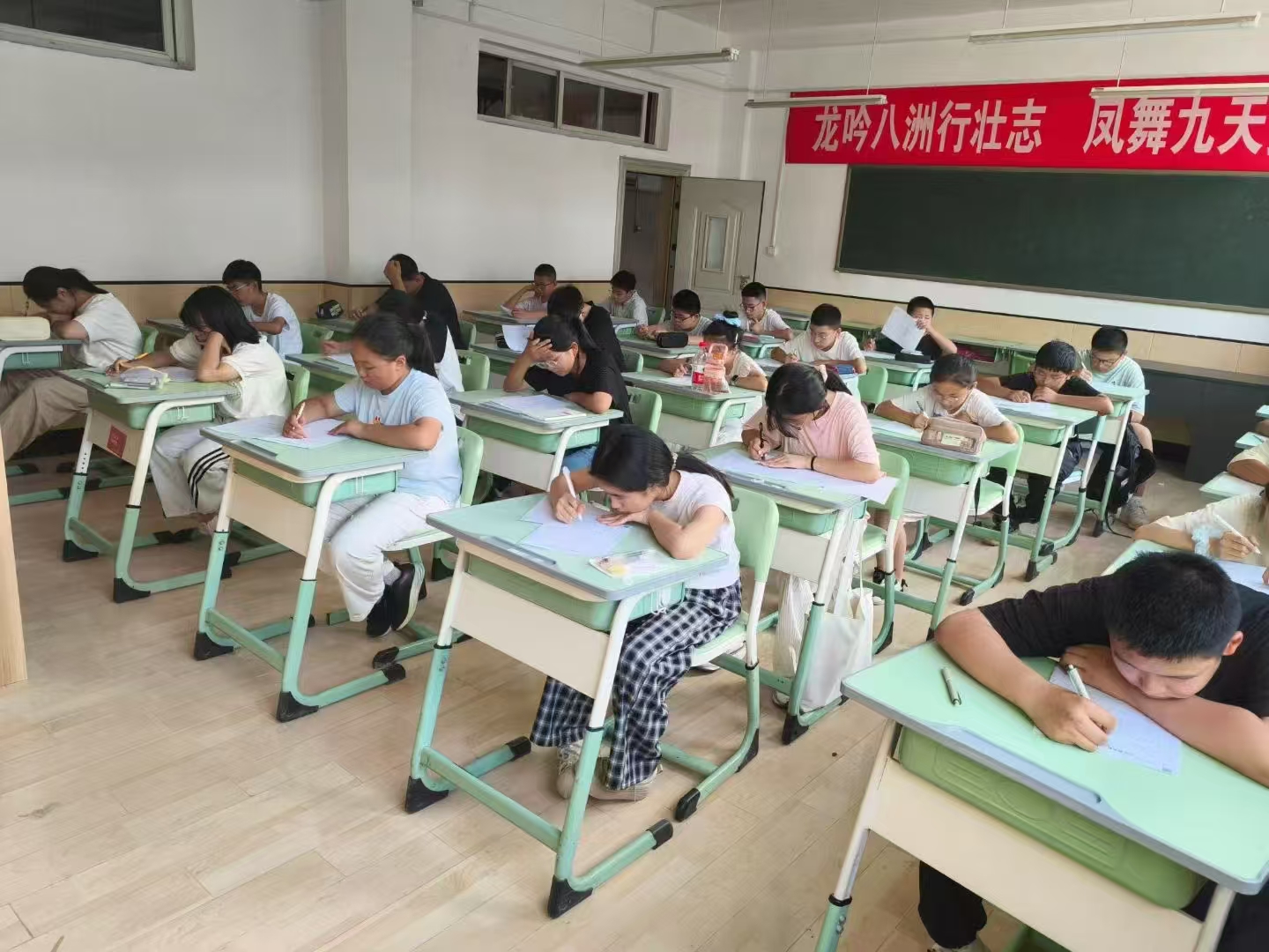 宽敞明亮的教室环境