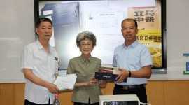 孙蔚如将军亲属向市三十四中学赠送珍贵历史资料