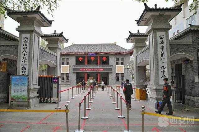 老师化身“学生” 西安市第八十九中学提前演练入学程序