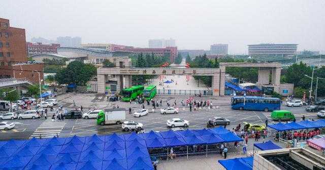开学啦！陕西科技大学2022级新生正式报到，校长带队迎新