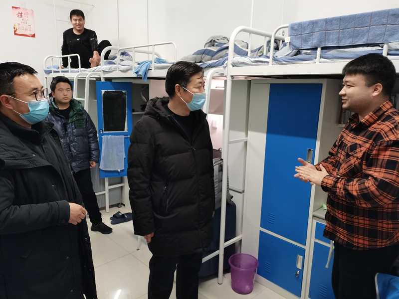 校长焦胜军走进高铁学院学生公寓,深入宿舍亲切看望同学,送去学校的