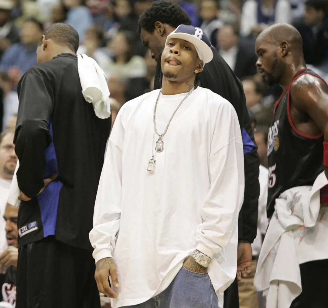 wxk: " 小时候看艾弗森,无论私服还是在球场上,都会选择 oversize,也