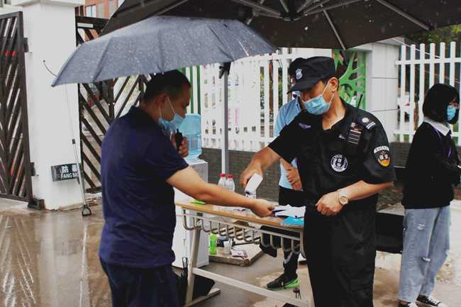 学生家长冒雨来到我校参观考察