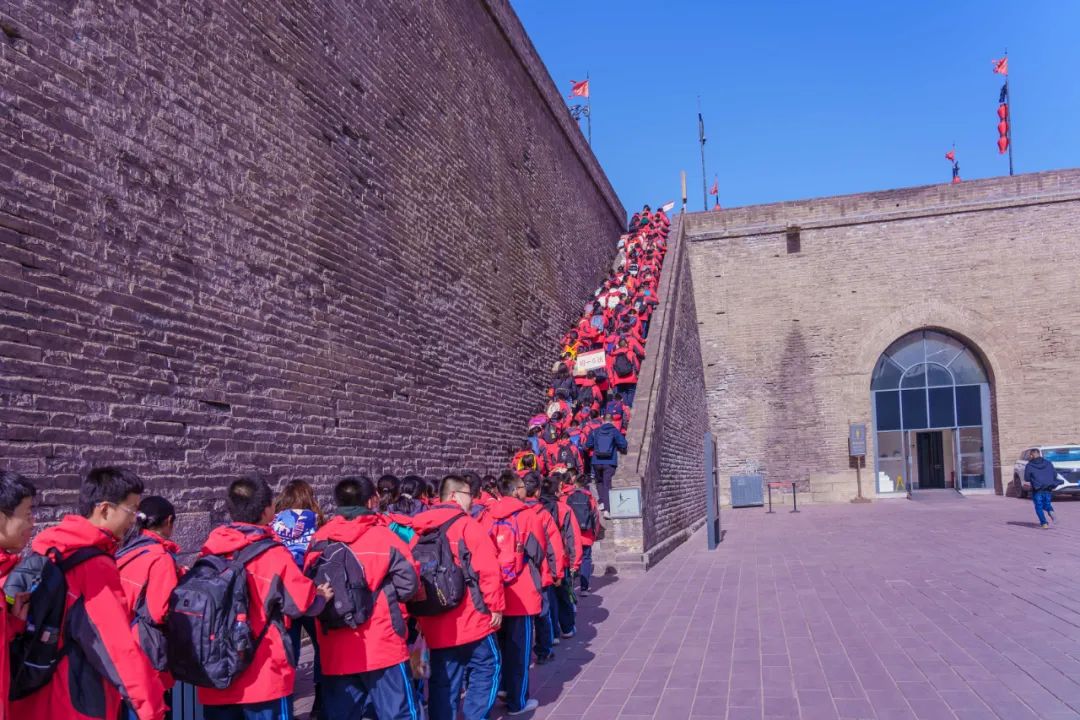 初冬的色彩是丰富的火红的旗帜和三中校服金黄与枫红的树木,古朴的